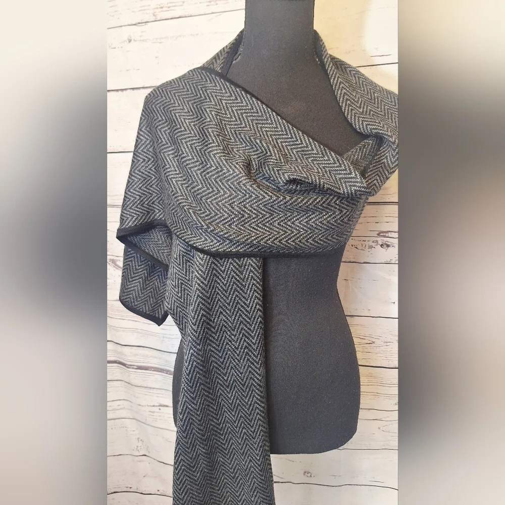 #985 Murano Unisex Herringbone Textured Soft Knit Fabric in Black & Gray